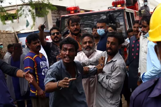 Pakistan'da fabrika yangını: En az 15 ölü