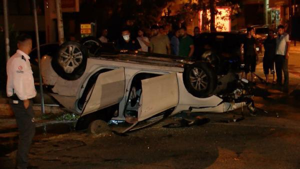 SANCAKTEPE'DE KONTROLDEN ÇIKAN OTOMOBİL TAKLALAR ATTI, MOTORU YOLA DÜŞTÜ - Vimarsana News