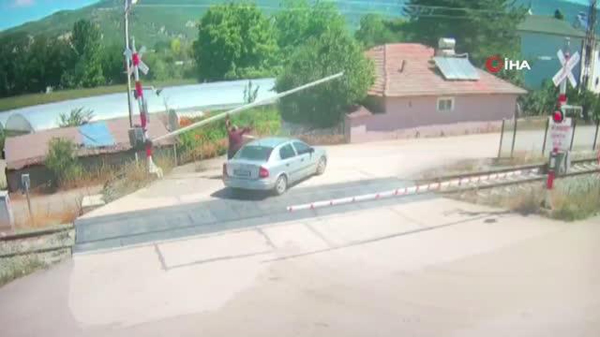 Amasya'da trenin çarptığı otomobilin sürücüsü o anları anlattı: "Durması için el etmiştim" - Vimarsana News