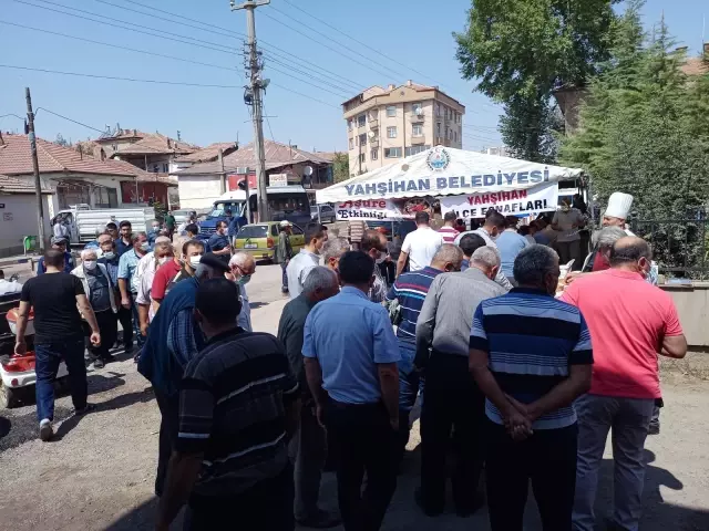 Yahşihan'da esnaf vatandaşlara aşure ikramı