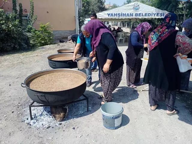 Yahşihan'da esnaf vatandaşlara aşure ikramı