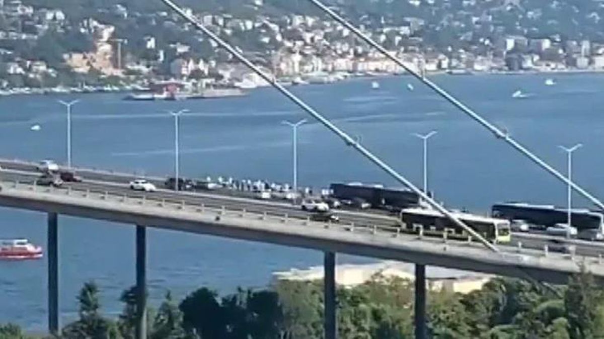 15 Temmuz Köprüsü'nde ilginç görüntü! Metrobüs arıza yapınca yolcular köprü üstünde bekledi