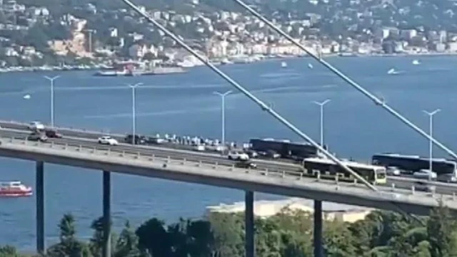 15 Temmuz Köprüsü'nde değişik görüntü! Metrobüs arıza yapınca yolcular köprü üstünde bekledi
