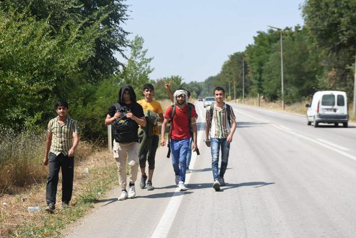 Yunanistan'ın sınır kapısını açtığı söylentisini duyan Afgan göçmenler Edirne'ye akın etti