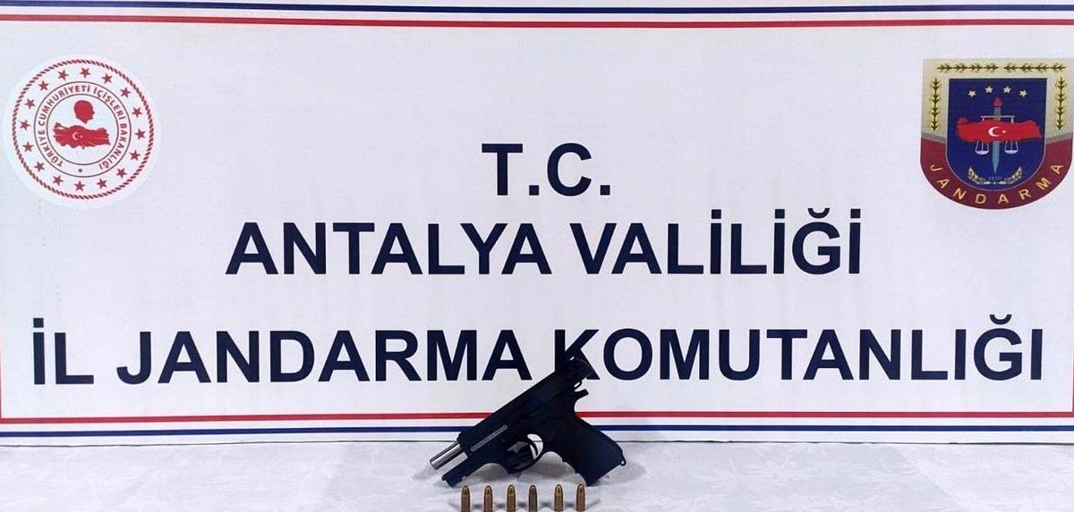 Antalya'da ruhsatsız tabanca ele geçirildi - Vimarsana News