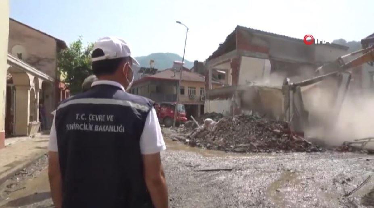 Bakan Kurum afet bölgesini inceledi