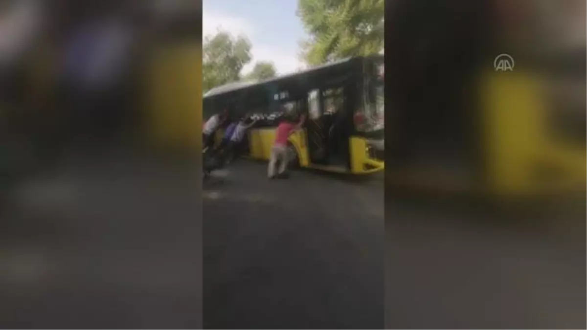 Bayrampaşa'da çalışma yapılan yola saplanan İETT otobüsüni vatandaşlar kurtarıldı