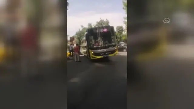 Bayrampaşa'da çalışma yapılan yola saplanan İETT otobüsüni vatandaşlar kurtarıldı