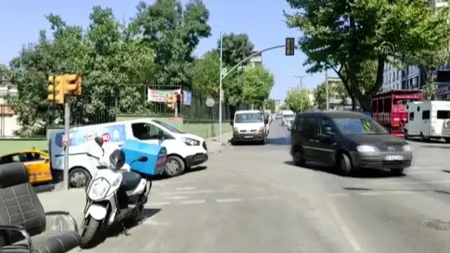 Bayrampaşa'da çalışma yapılan yola saplanan İETT otobüsüni vatandaşlar kurtarıldı