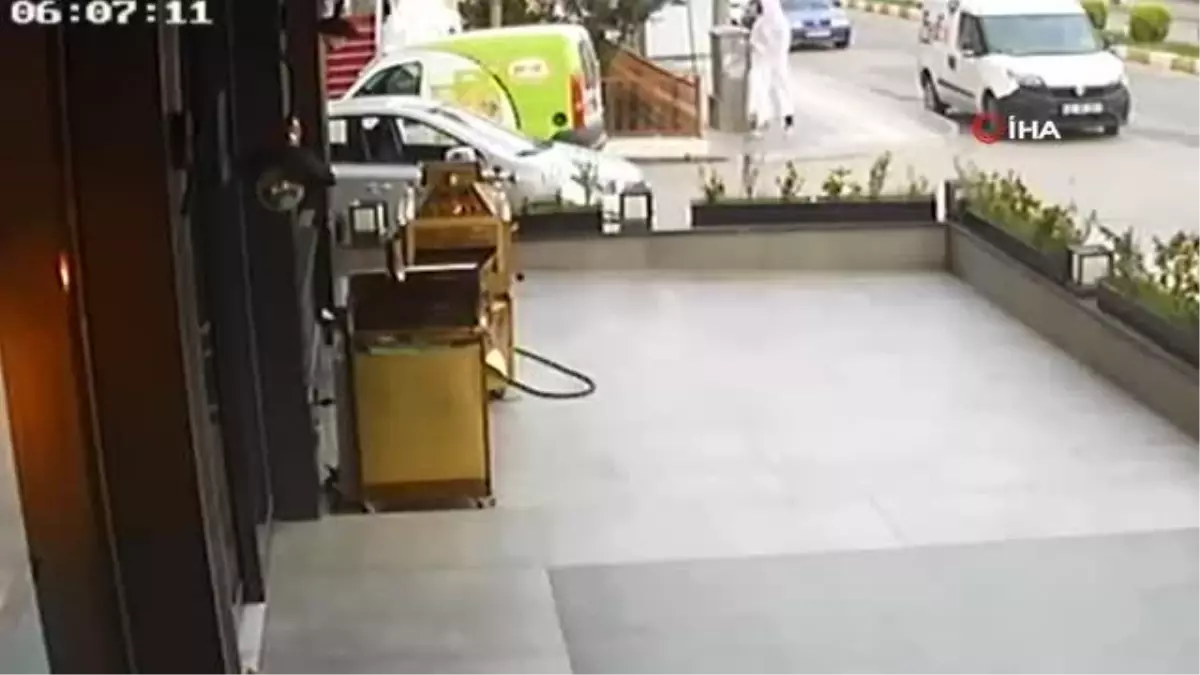 Son dakika haberi... 'Beyaz çarşaflı' motosiklet hırsızı kamerada