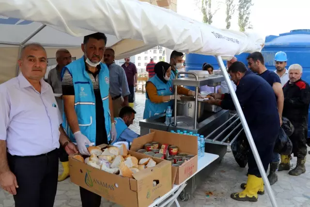 Bozkurt'ta yemek hizmeti sunan STK'lar afetzedelere ev sıcaklığını hissettirmeye çalışıyor