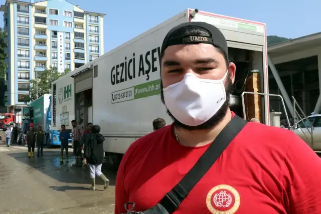 Bozkurt'ta yemek hizmeti sunan STK'lar afetzedelere ev sıcaklığını hissettirmeye çalışıyor