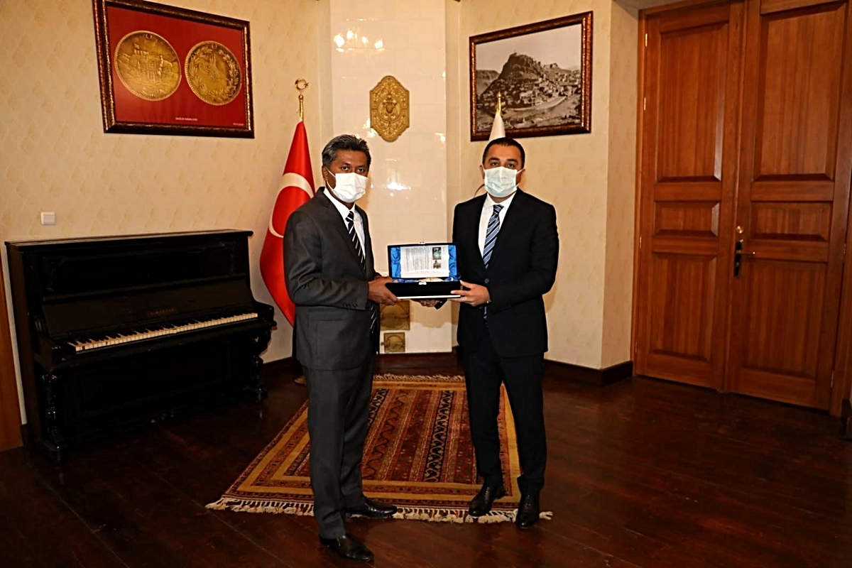 Büyükelçi Mohammed Rizvi Hassen Vali Öksüz'ü ziyaret etti - Vimarsana News