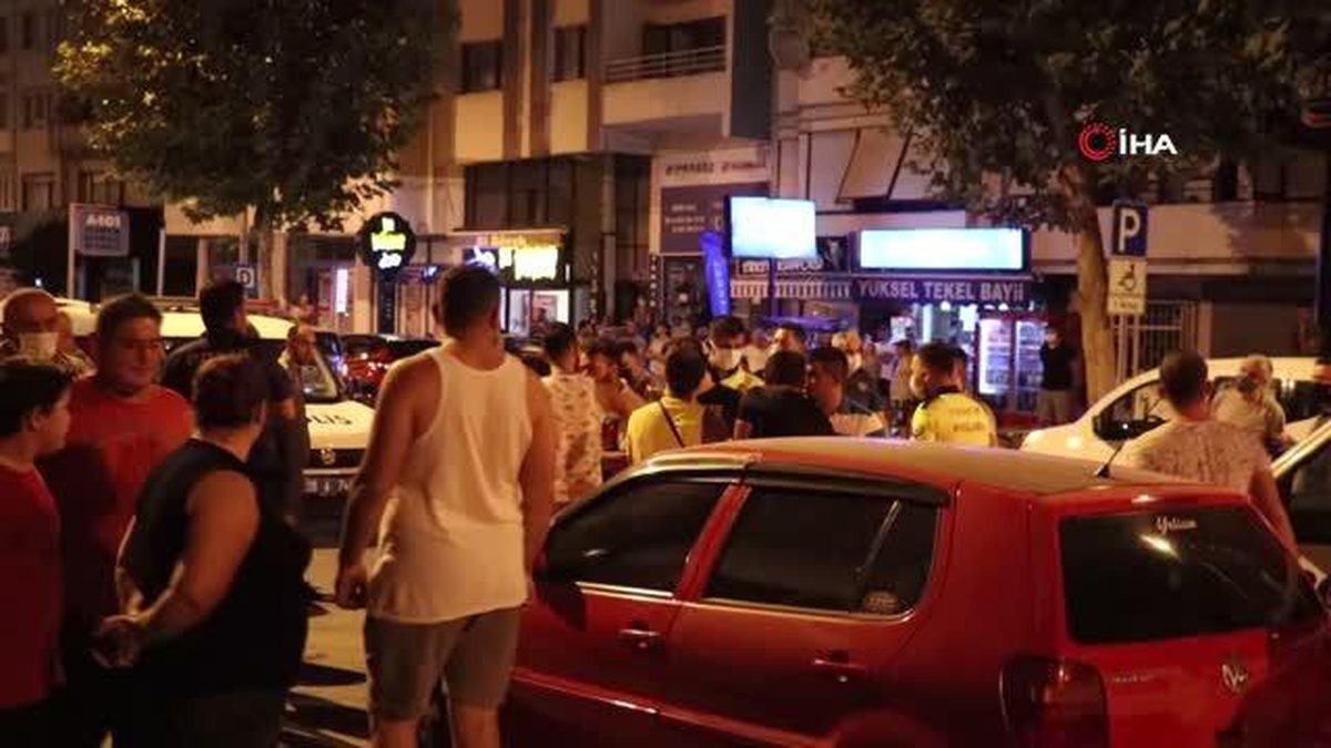 Son Dakika | Caddedeki kazada park halindeki 8 araç zarar gördü, çıkan kavgada 3 kişi bıçakla yaralandı - Vimarsana News