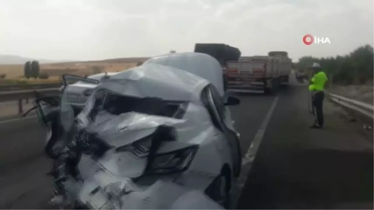 Çekici emniyet şeridindeki otomobile çarptı: 3 yaralı