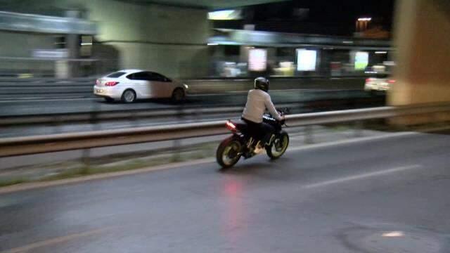 Ehliyeti olmayan motosiklet sürücüsü denetim noktasına yaklaşınca aniden gaza basıp kaçtı