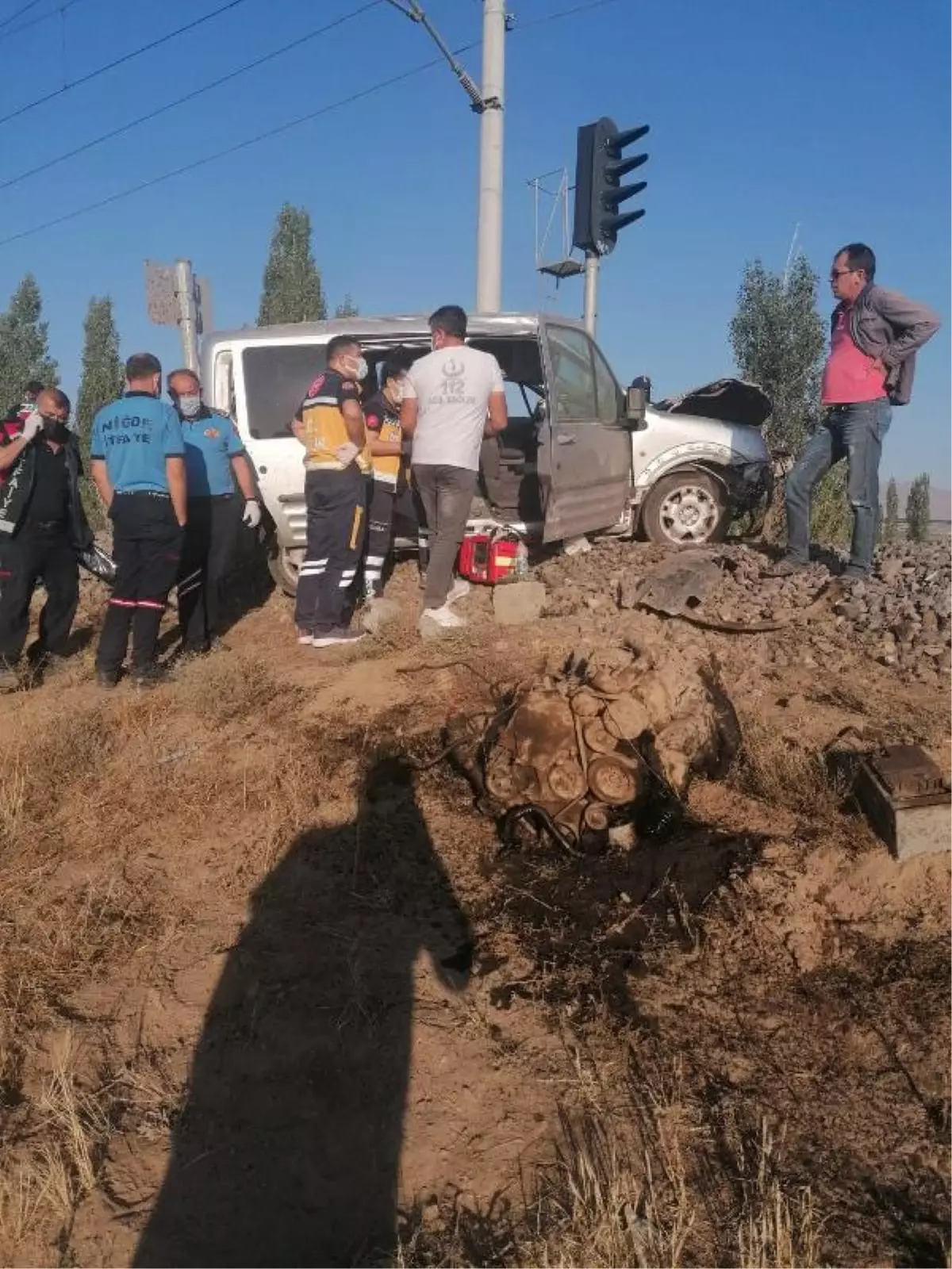 Hafif ticari araç takla attı; sürücü yaralandı, eşi öldü