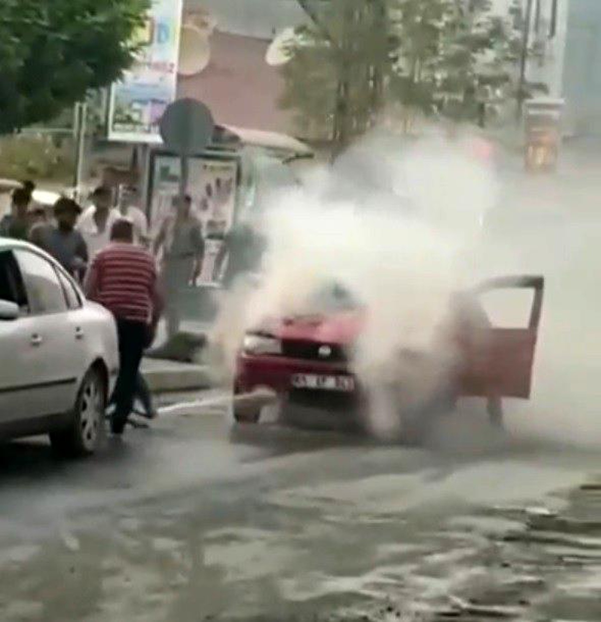 Iğdır'da bir anda alev alan araç korkuttu
