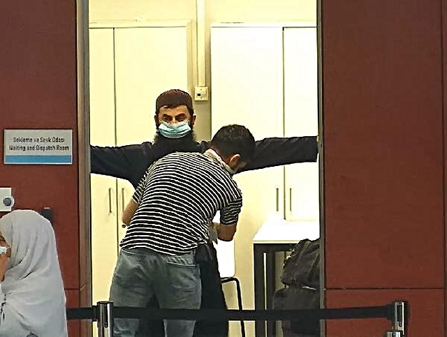 İstanbul Havalimanı'nda sahte pasaportlu DEAŞ üyesi yakalandı İstanbul Havalimanı'nda sahte pasaportlu DEAŞ üyesi yakalandı