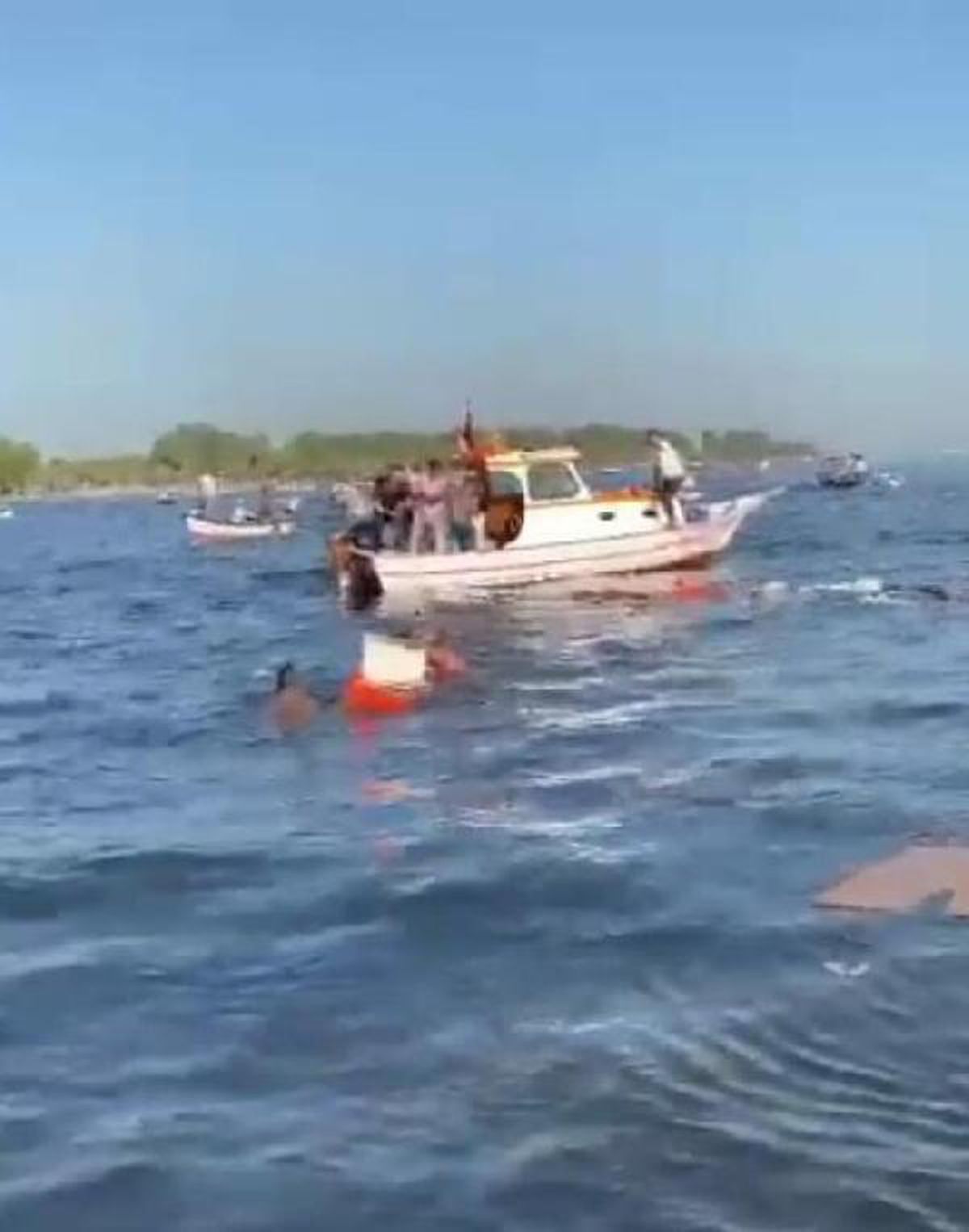 İZMİR'DE BATAN TEKNEDEN 5 BALIKÇI YARALI KURTULDU