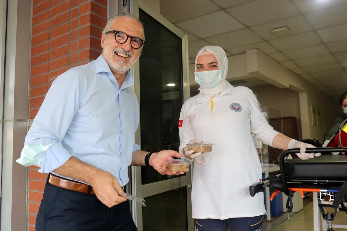 Son dakika yaşam: İzmit Belediyesi'nden sağlık çalışanları ve polislere aşure ikramı