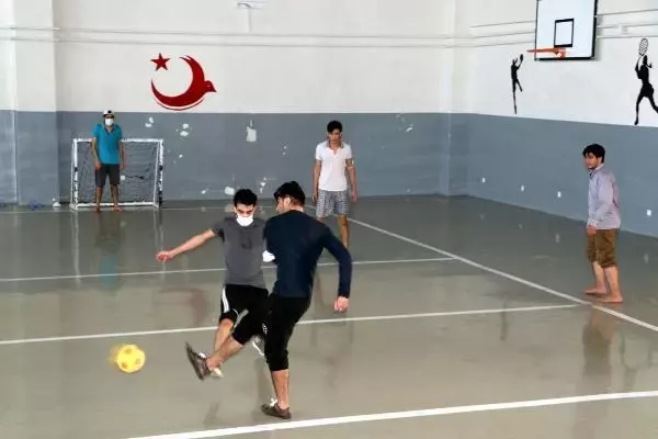KAÇAK GÖÇMENLERİN AĞIRLANDIĞI GERİ GÖNDERME MERKEZİNİN KAPILARI DHA'YA AÇILDI