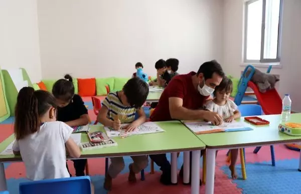 KAÇAK GÖÇMENLERİN AĞIRLANDIĞI GERİ GÖNDERME MERKEZİNİN KAPILARI DHA'YA AÇILDI