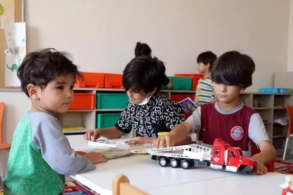 KAÇAK GÖÇMENLERİN AĞIRLANDIĞI GERİ GÖNDERME MERKEZİNİN KAPILARI DHA'YA AÇILDI