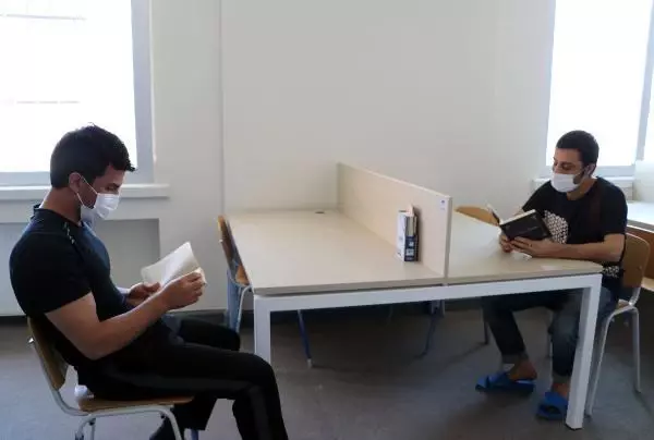 KAÇAK GÖÇMENLERİN AĞIRLANDIĞI GERİ GÖNDERME MERKEZİNİN KAPILARI DHA'YA AÇILDI
