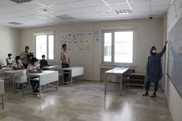 KAÇAK GÖÇMENLERİN AĞIRLANDIĞI GERİ GÖNDERME MERKEZİNİN KAPILARI DHA'YA AÇILDI
