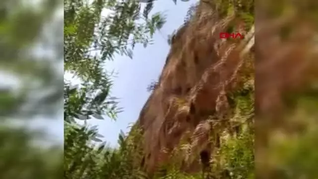 Kanyonda mahsur kalan keçileri raftingciler kurtardı