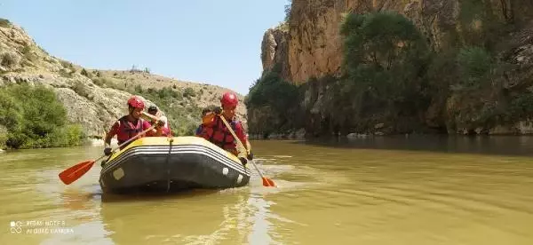 Kanyonda mahsur kalan keçileri raftingciler kurtardı