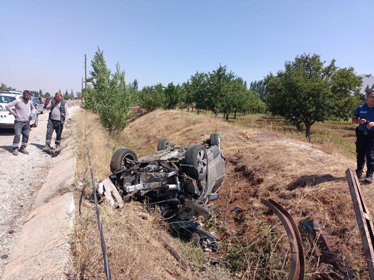 Malatya'da direğe çarpan otomobil takla attı: 4 yaralı