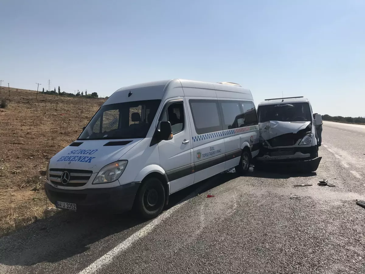 Malatya'da yolcu minibüsü ile çekici çarpıştı: 3 yaralı