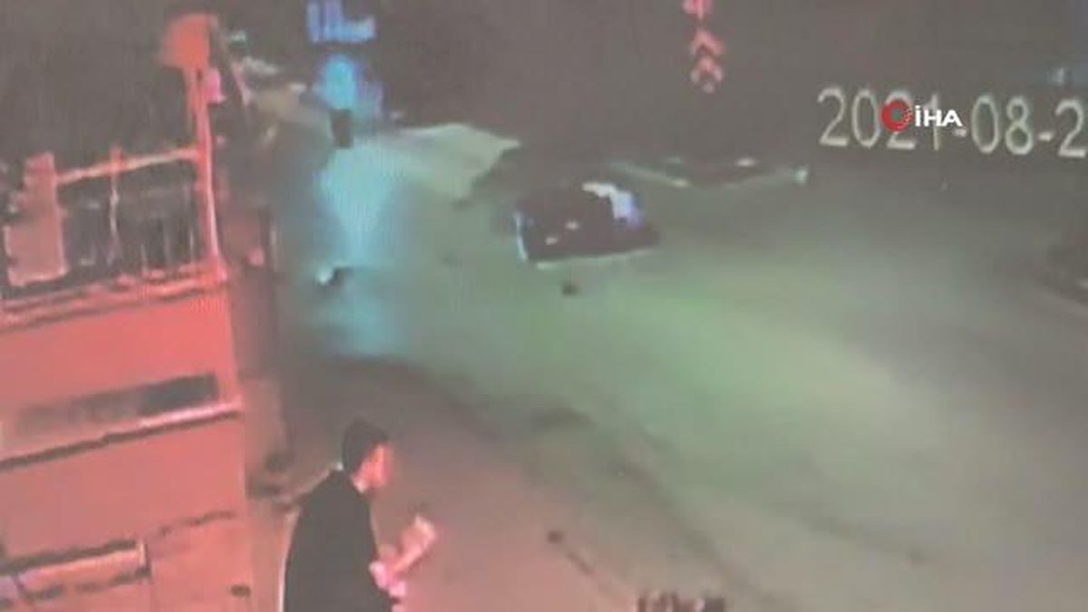 Minibüs, yerde yatan kazazedeye yardıma giden vatandaşların arasına daldı... Feci kaza anbean kamerada