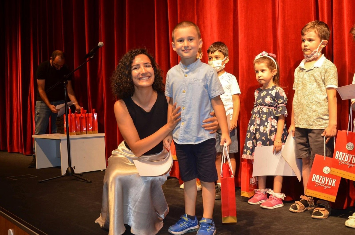 Minik sanat severler katılım belgelerini aldı