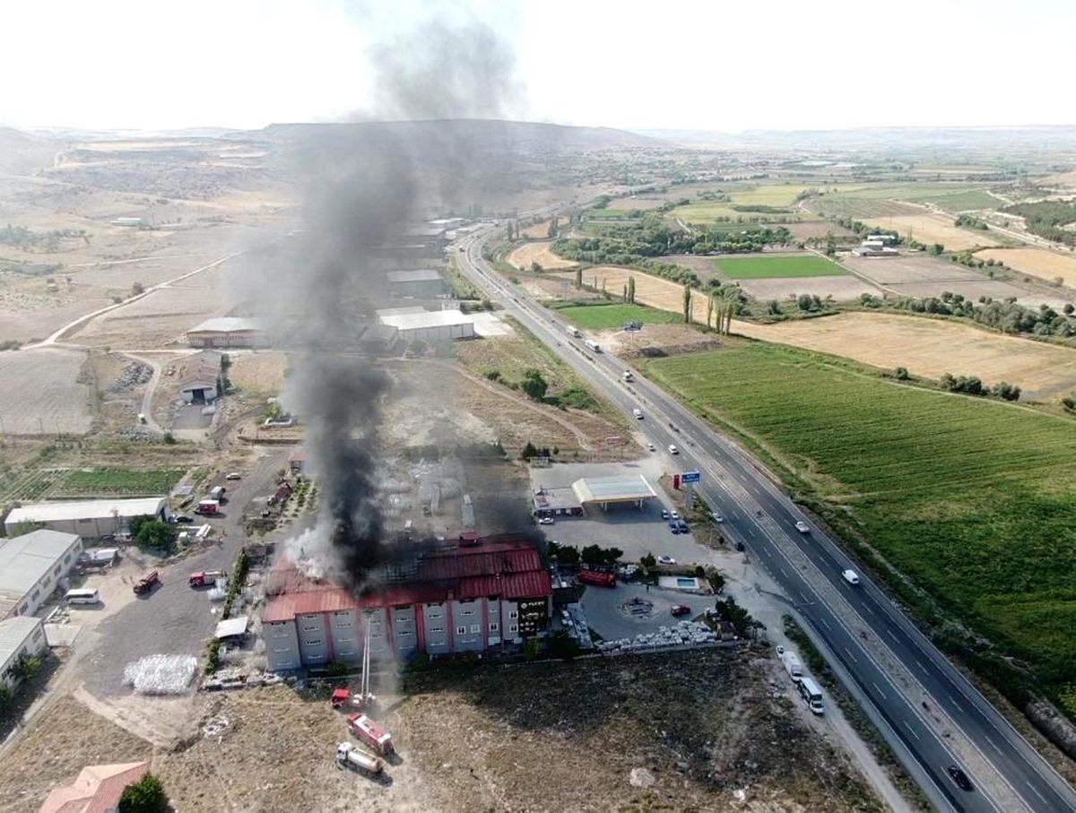 Son dakika haberleri... Mobilya fabrikasında çıkan yangına 10 araç ile 42 itfaiye personeli müdahale etti - Vimarsana News