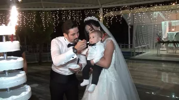 Yakınlarının telkinlerini dinlemediler! Nikahta 2 kişilik aile olan çift, düğünlerine 3 kişilik aile olarak çıktı