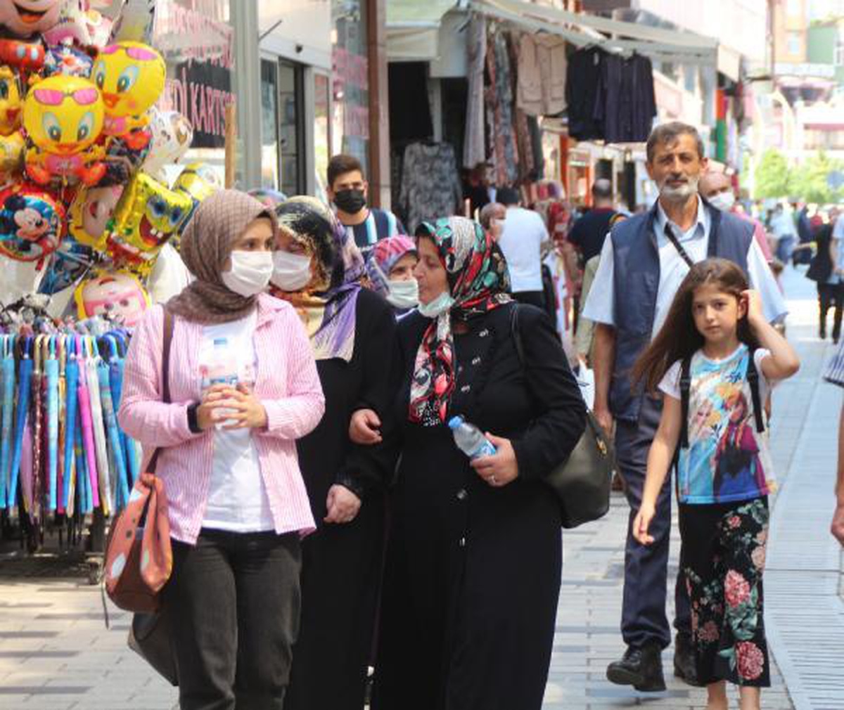 NÜFUSA ORANLA EN FAZLA VAKANIN OLDUĞU RİZE'DE MASKE KURALINA UYULMUYOR
