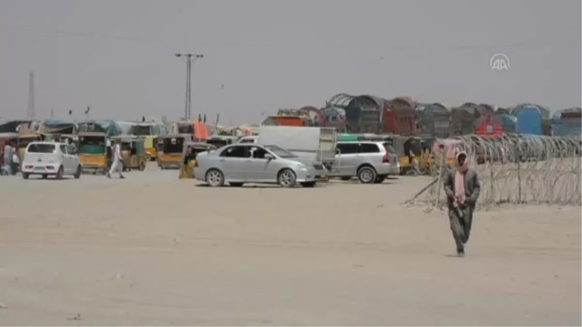 Pakistan'a gitmek isteyen Afganların sınırdaki bekleyişi sürüyor