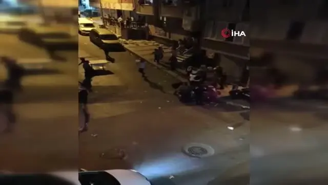 Polise sandalye fırlatıp, aralarına alarak darp etmeye çalıştılar... O anlar anbean kamerada