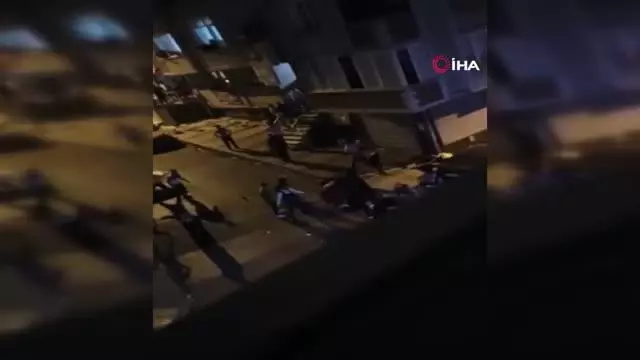 Polise sandalye fırlatıp, aralarına alarak darp etmeye çalıştılar... O anlar anbean kamerada