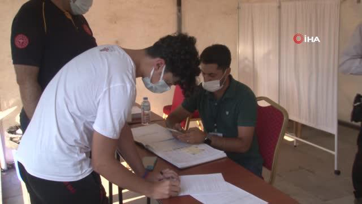 Sağlık müdürü Hirik, oğluna korona virüs aşısı yaptı