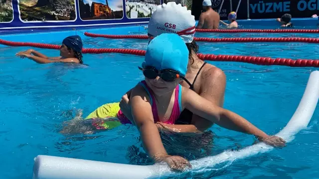 Şebinkarahisar'da çocuklar portatif havuz ile yüzme öğreniyor