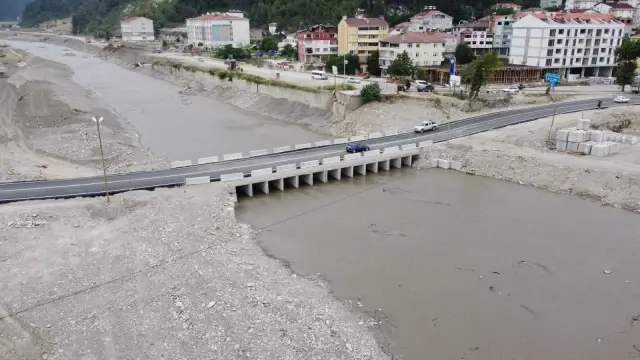 KASTAMONU - Selden etkilenen Kastamonu'da ulaşım seferberliği sürdürülüyor