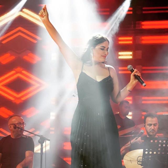 Ünlü müzikçi Zara, konserinde giydiği dekolteli siyah elbisesiyle hayranlarını mest etti