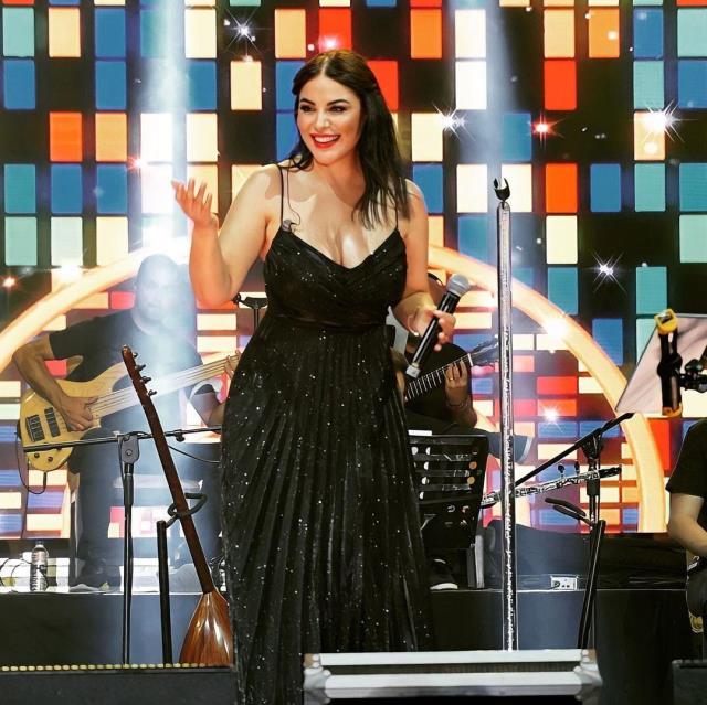 Ünlü müzikçi Zara, konserinde giydiği dekolteli siyah elbisesiyle hayranlarını mest etti