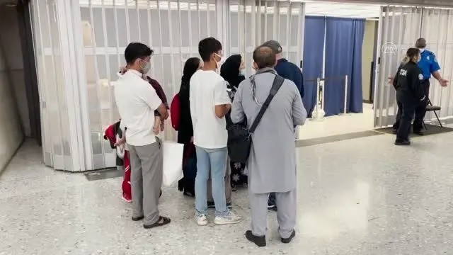 WASHINGTON - Kabil'den tahliye edilen Afganlar, Dulles Havalimanı'na getiriliyor