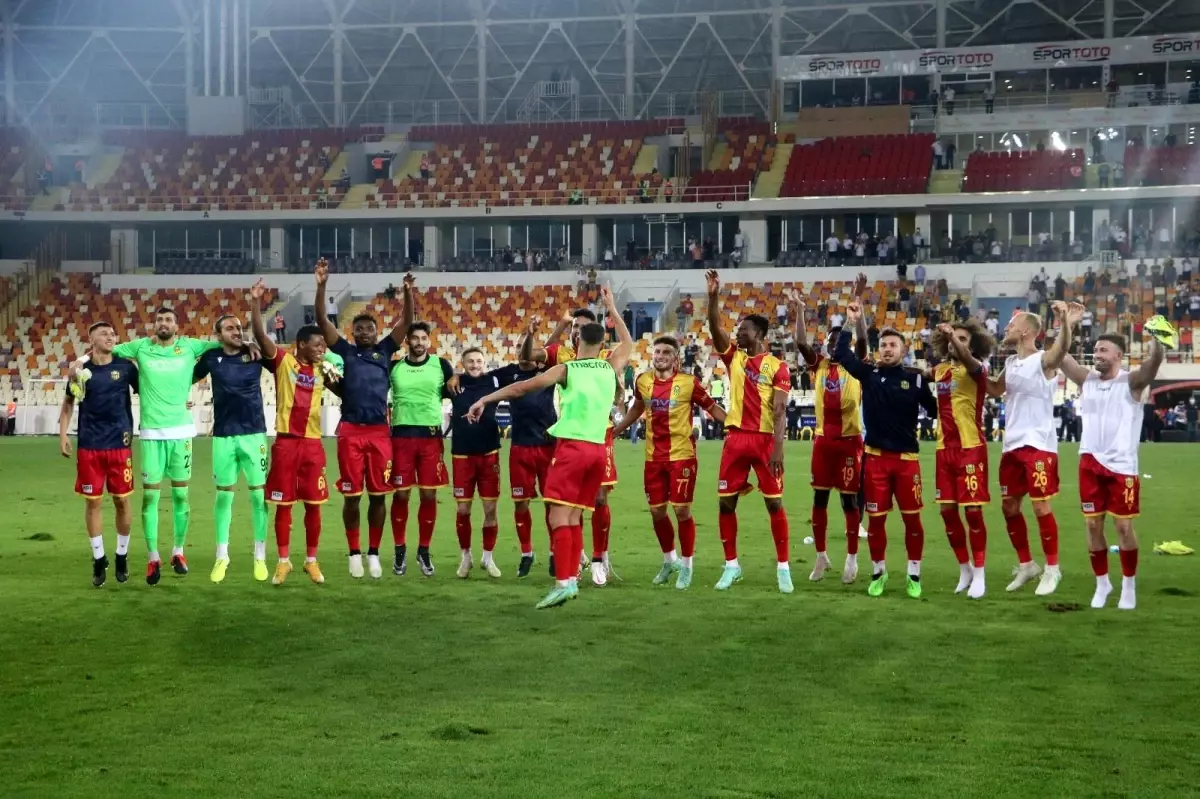 Yeni Malatyaspor'dan galibiyet kutlaması