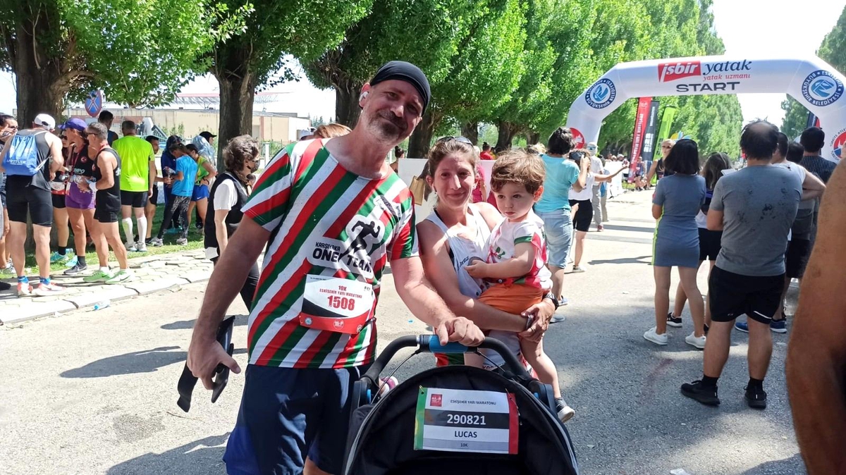 2 yaşındaki Lucas maratonu ailesi ile koştu - Vimarsana News